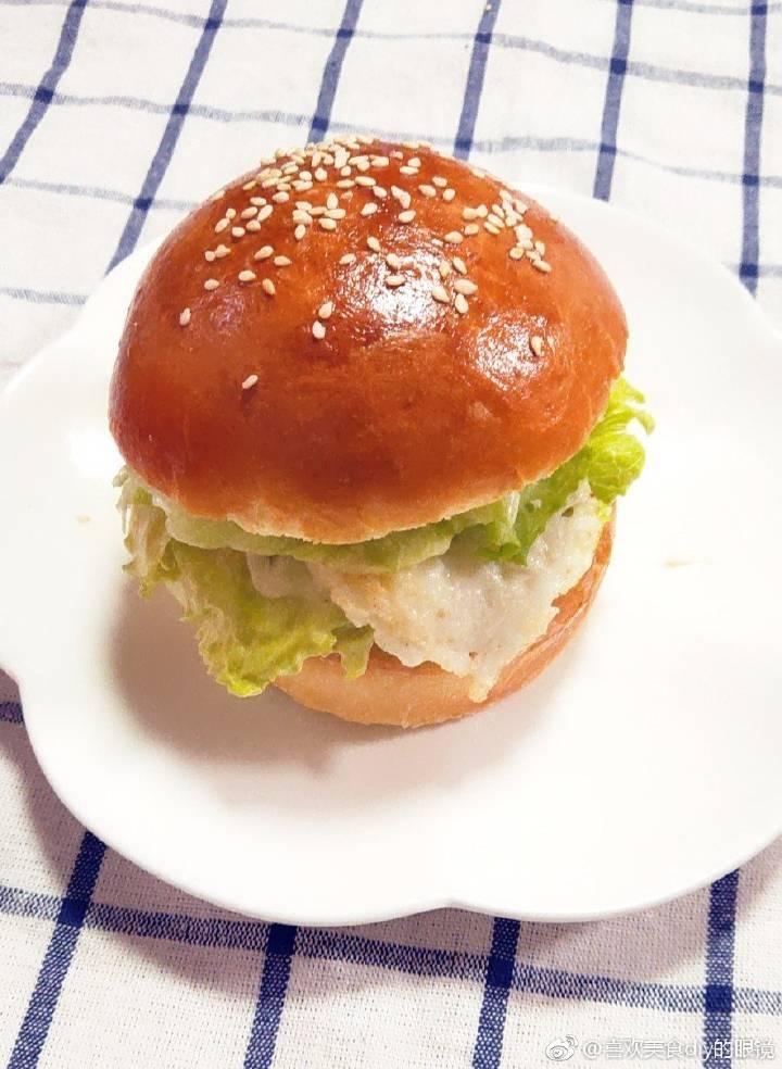煎蛋鸡胸肉汉堡包的做法