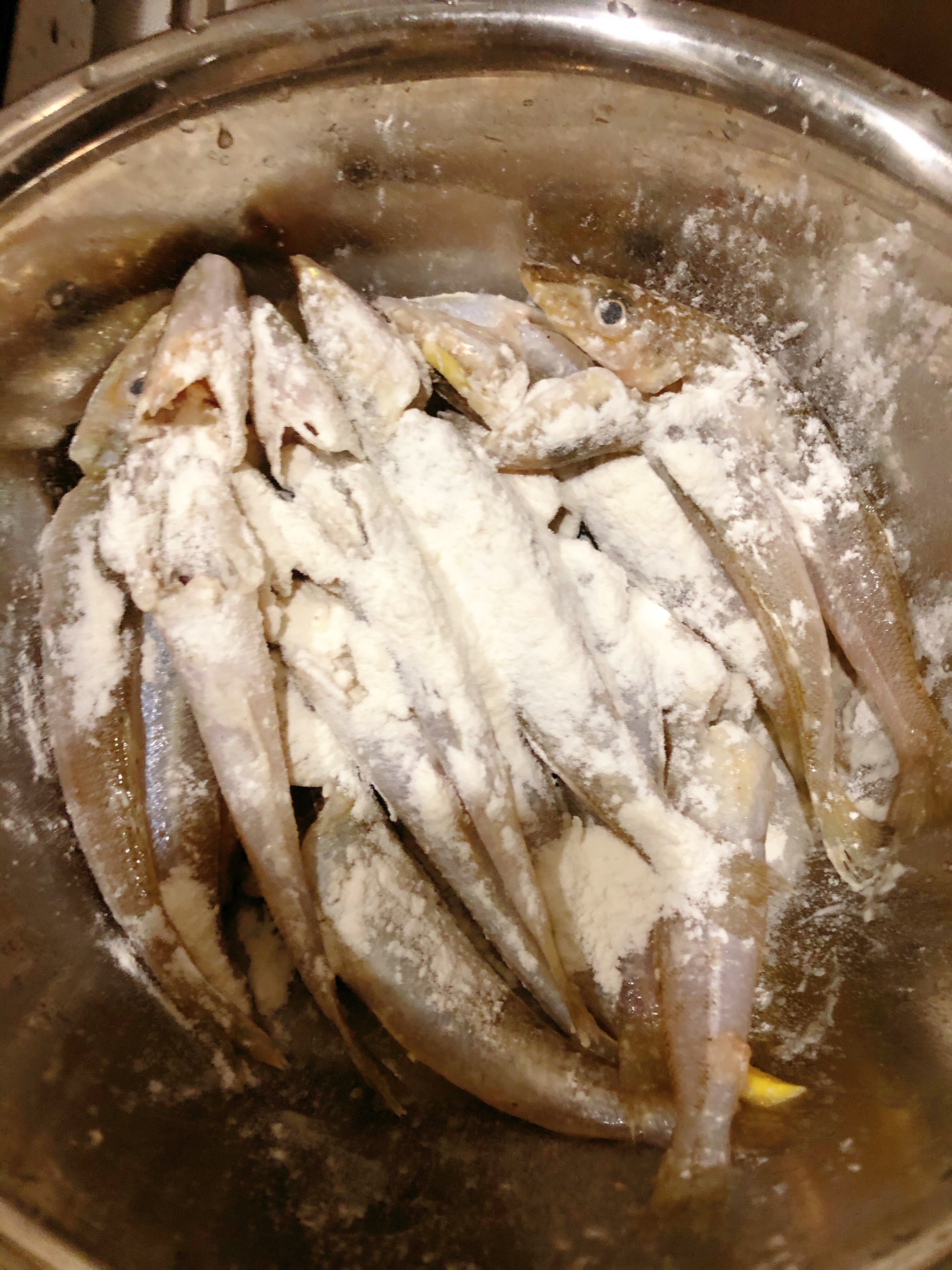 香煎外酥里嫩沙丁鱼的做法 步骤3