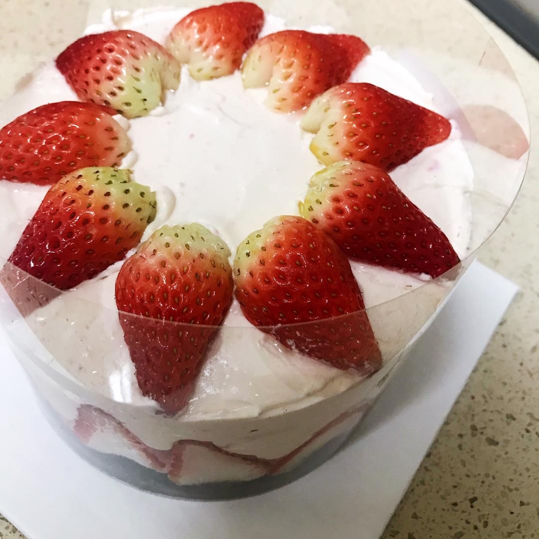 草莓酸奶慕斯蛋糕