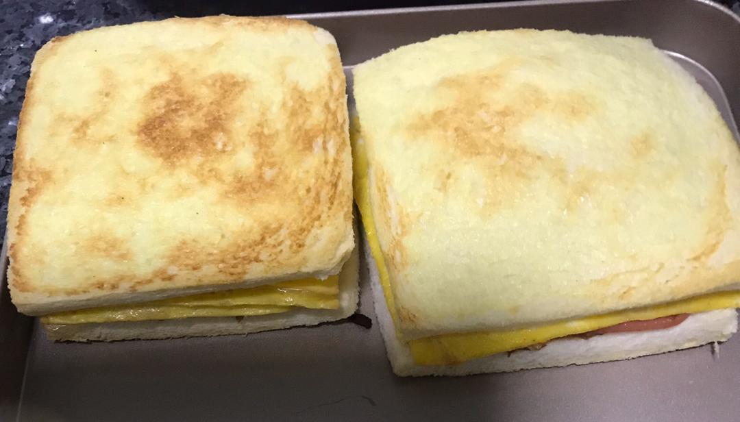 鸡蛋火腿金枪鱼三文治的做法