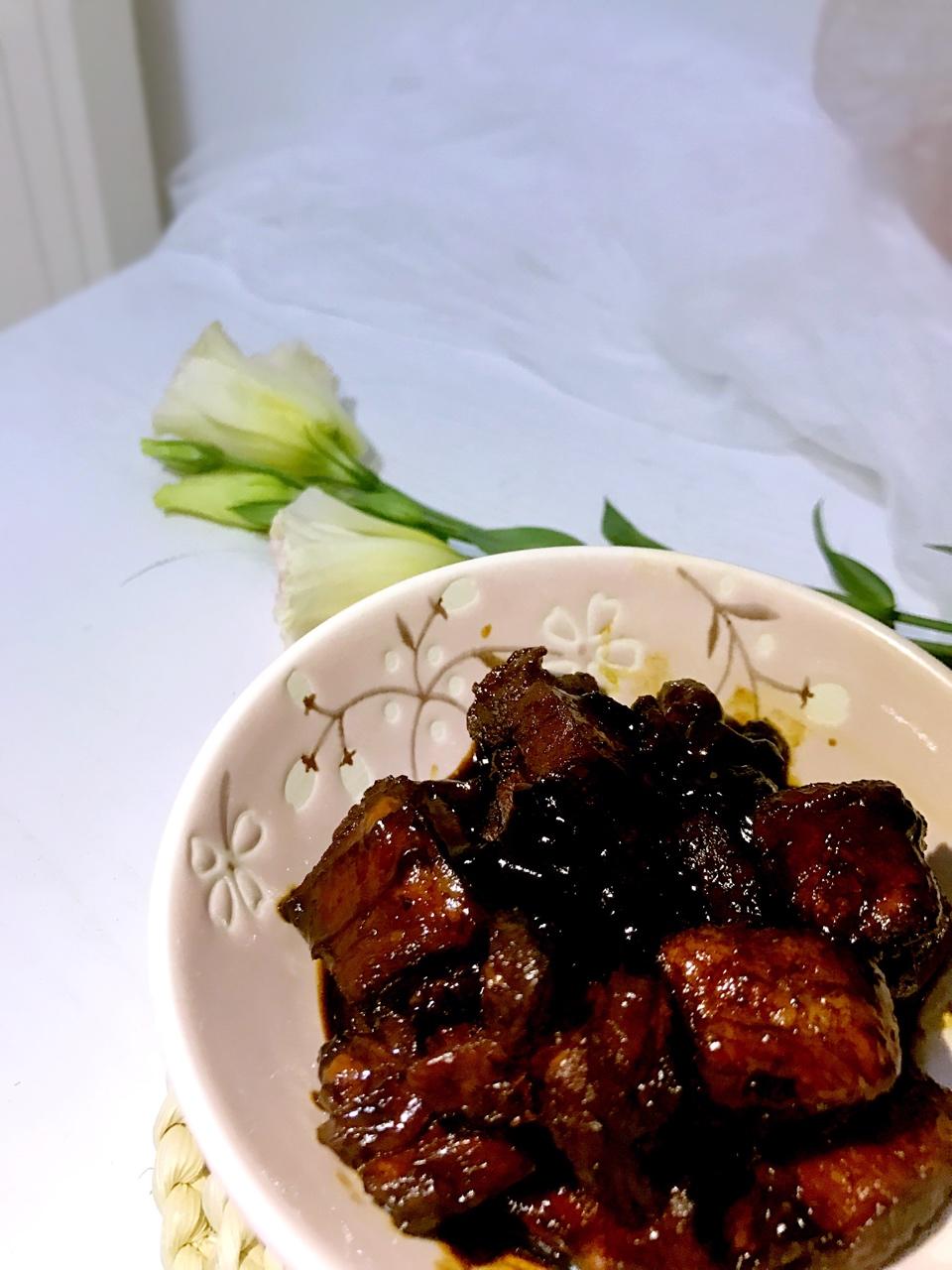 吃着碗里望着锅里的红烧肉