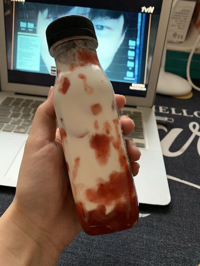 2017春日网红草莓牛奶