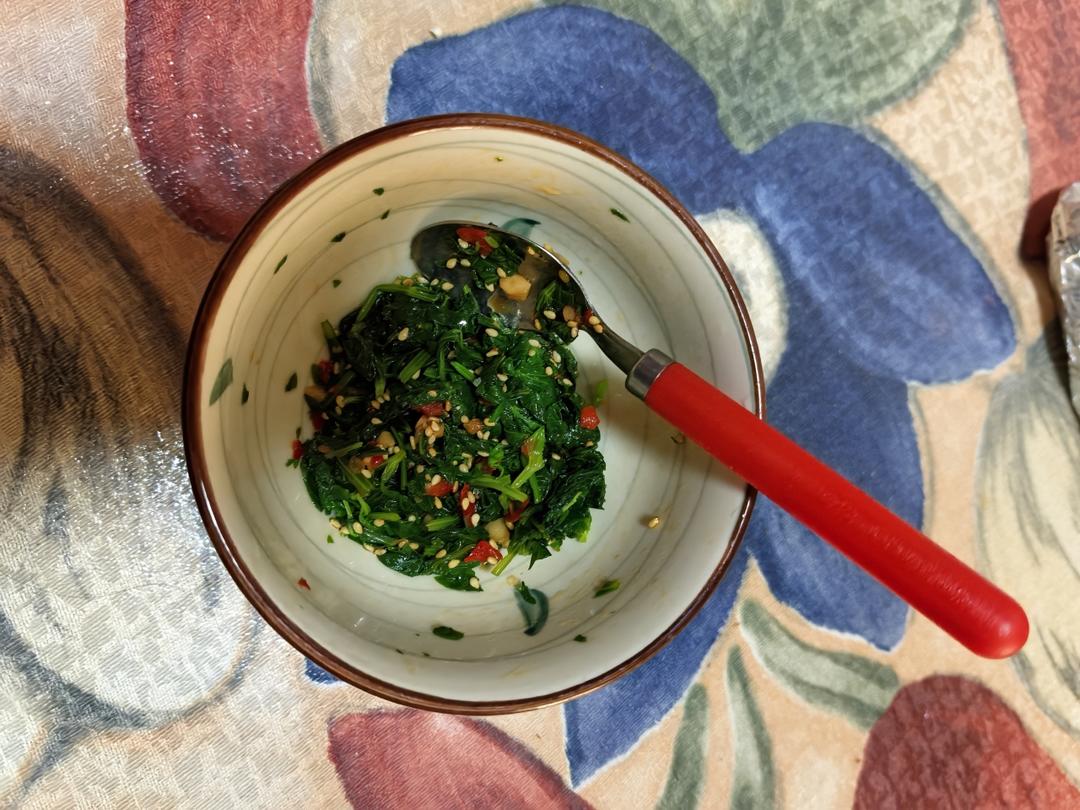 简单的凉拌芹菜叶