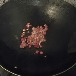豌豆腊肉闷饭的做法 步骤4