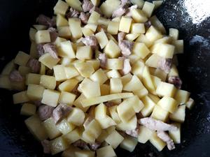 土豆胡萝卜炒肉丁的做法 步骤6