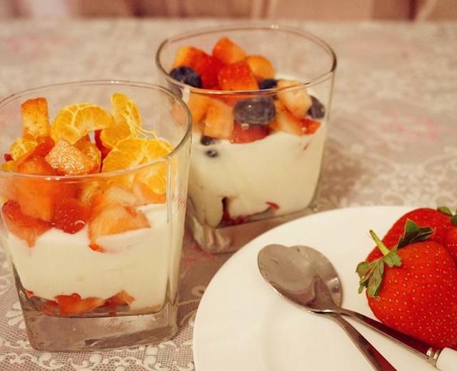 酸奶中加任何水果 水果酸奶的做法