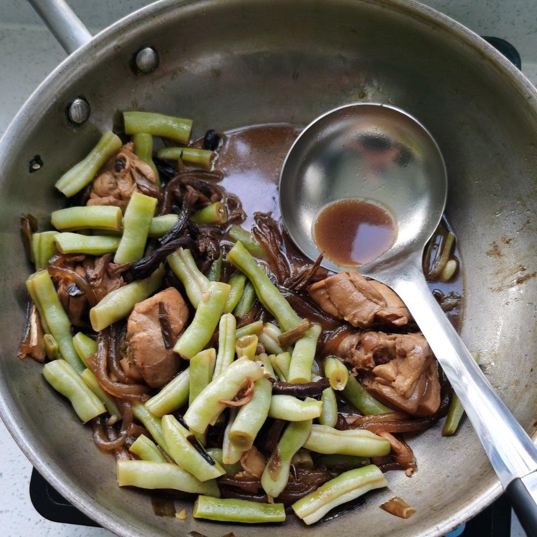 厨师长教你：“小鸡炖蘑菇”的家常做法，汤鲜肉美味，先收藏起来