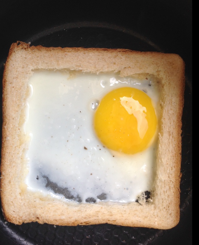 土司煎蛋 Egg-in-a-hole