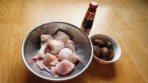 蠔油冬菇燜雞的做法 步骤1
