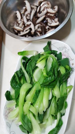 新版香菇油菜~不在平淡无味😄的做法 步骤1