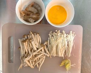 三鲜菌菇汤🍄🦐🥚的做法 步骤1