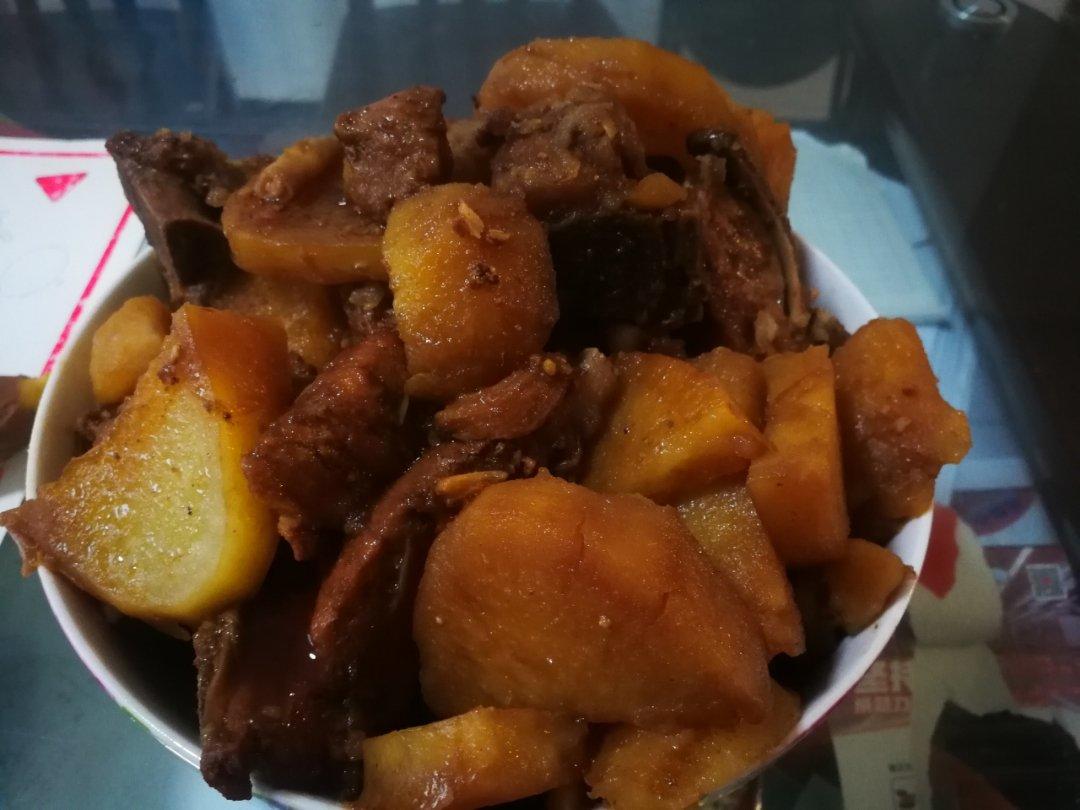 土豆焖脊骨