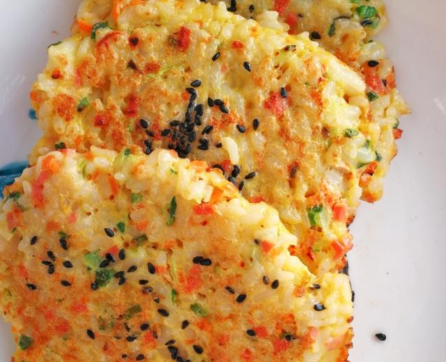 早餐蛋饼，解决剩米饭的好方法，食材随意味道超赞👍的做法