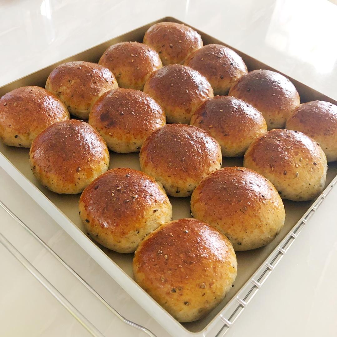 遛猪少女maxine做的黑芝麻全麦小餐包