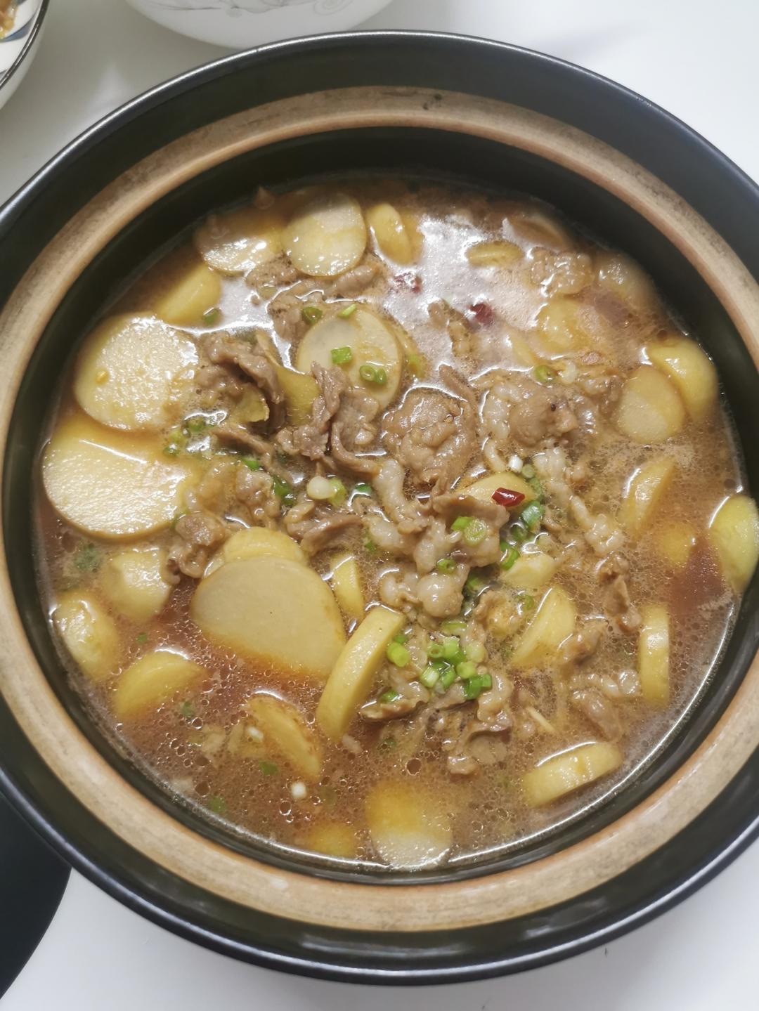 江西特色菜芋头烧牛肉，粉粉糯糯，炫了三碗米饭