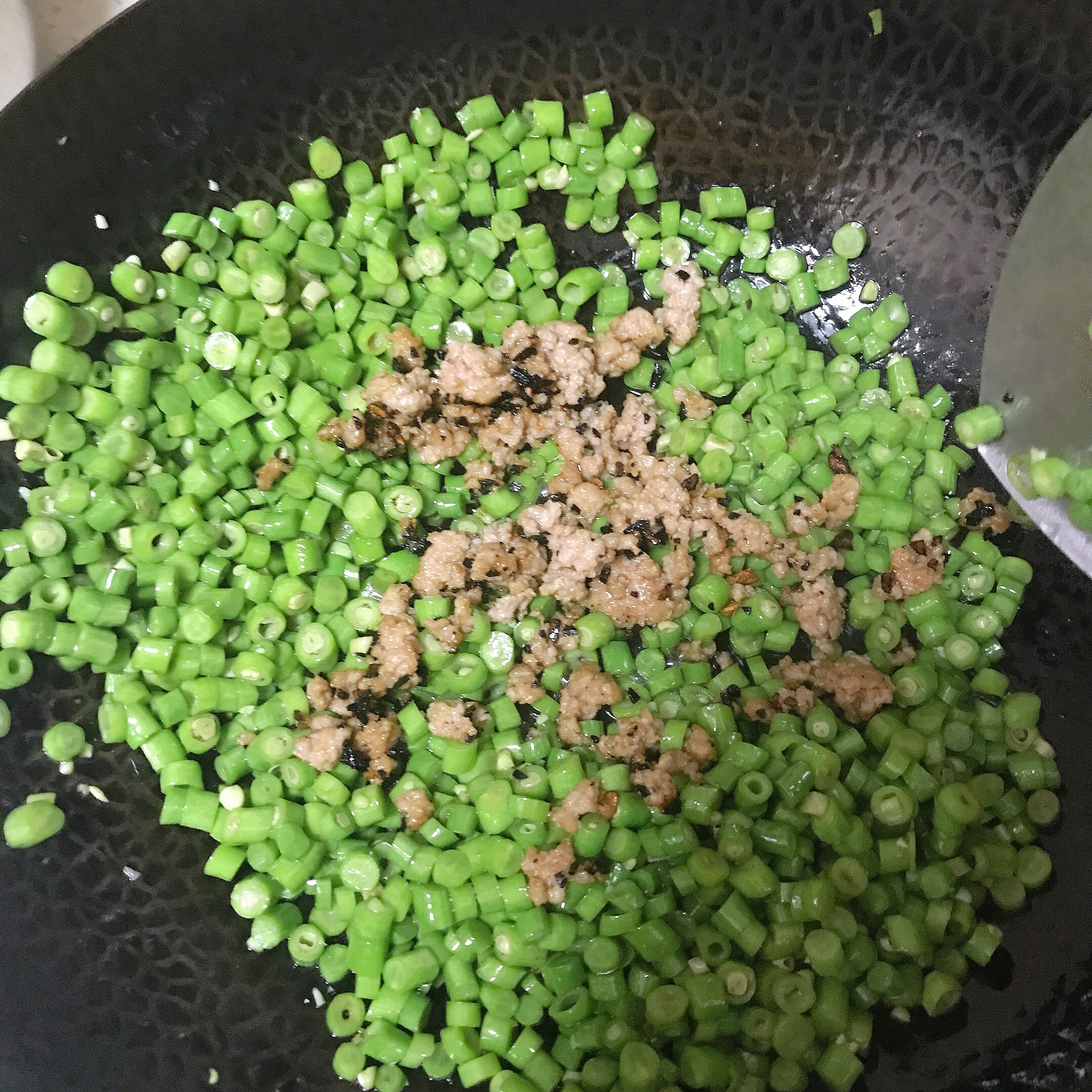 超下饭家常菜—榄菜豆角肉沫的做法 步骤3