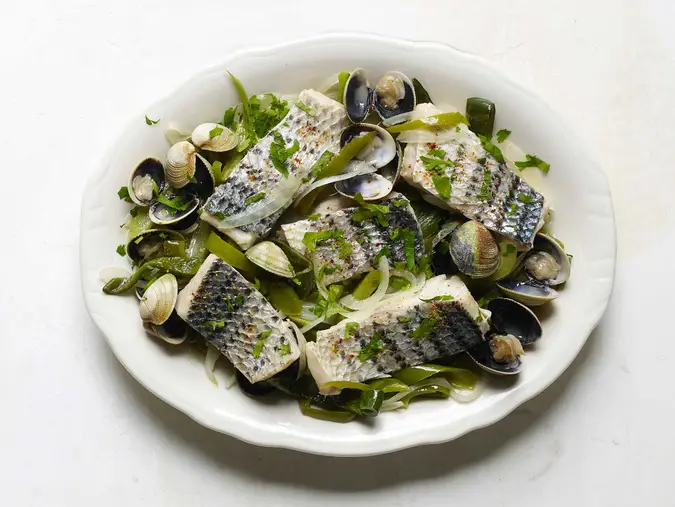 Basque-Style Fish With Green Peppers and Manila Clams的做法