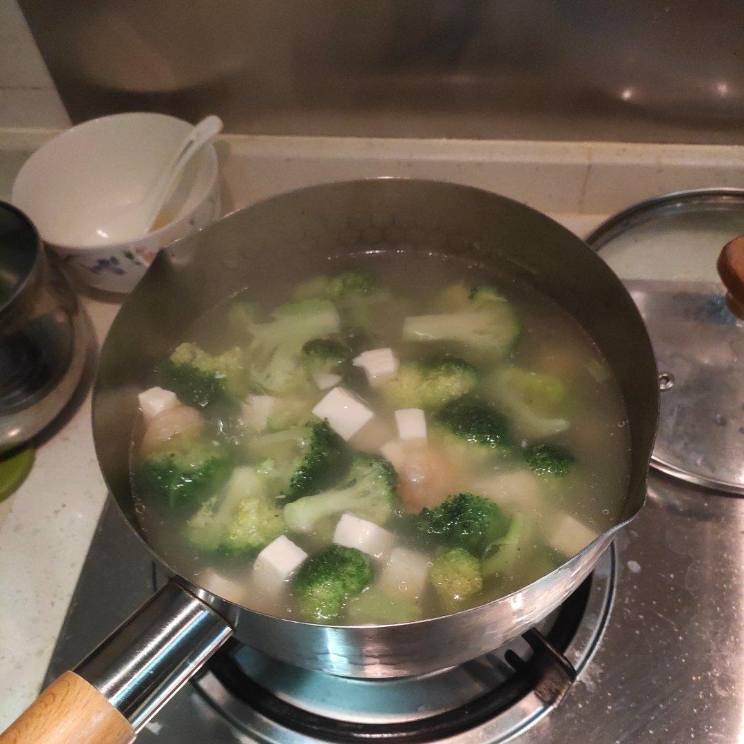西兰花虾仁豆腐汤