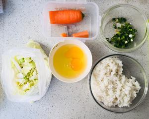 鸡蛋香肠胡萝卜炒饭的做法 步骤1