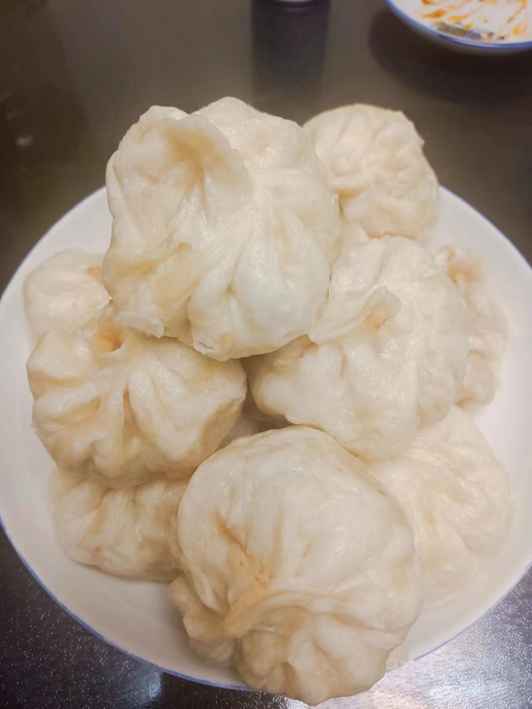 一口一个的鲜肉小笼包