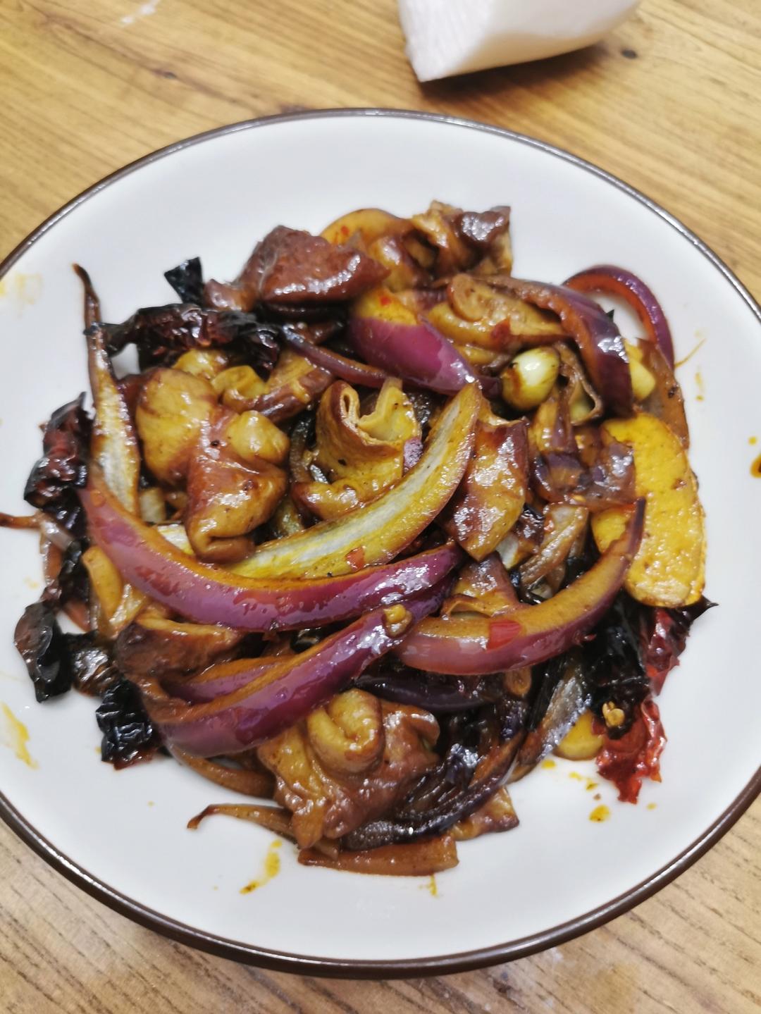 🔥干煸肥肠这样做，实在是太香了，好吃到停不下来😄