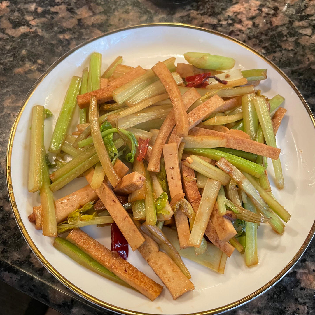 午餐晚餐简单快手下饭菜芹菜炒香干