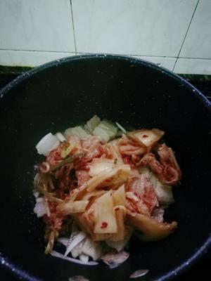 简单的韩式五花肉泡菜豆腐锅的做法 步骤5