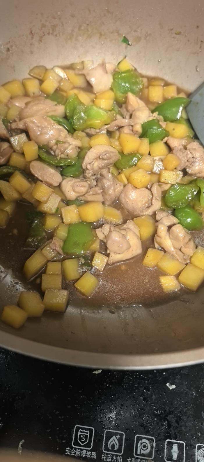 土豆和鸡腿的美味组合😋三丁炒鸡腿肉吃起来