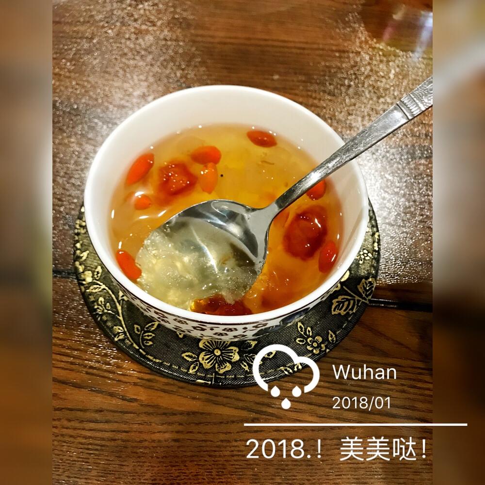 桃胶皂角米炖燕窝