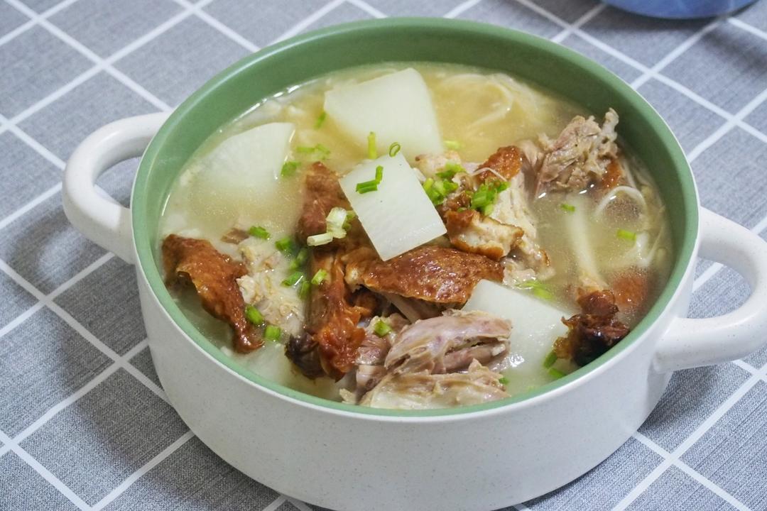 奶白的白萝卜鸭架汤