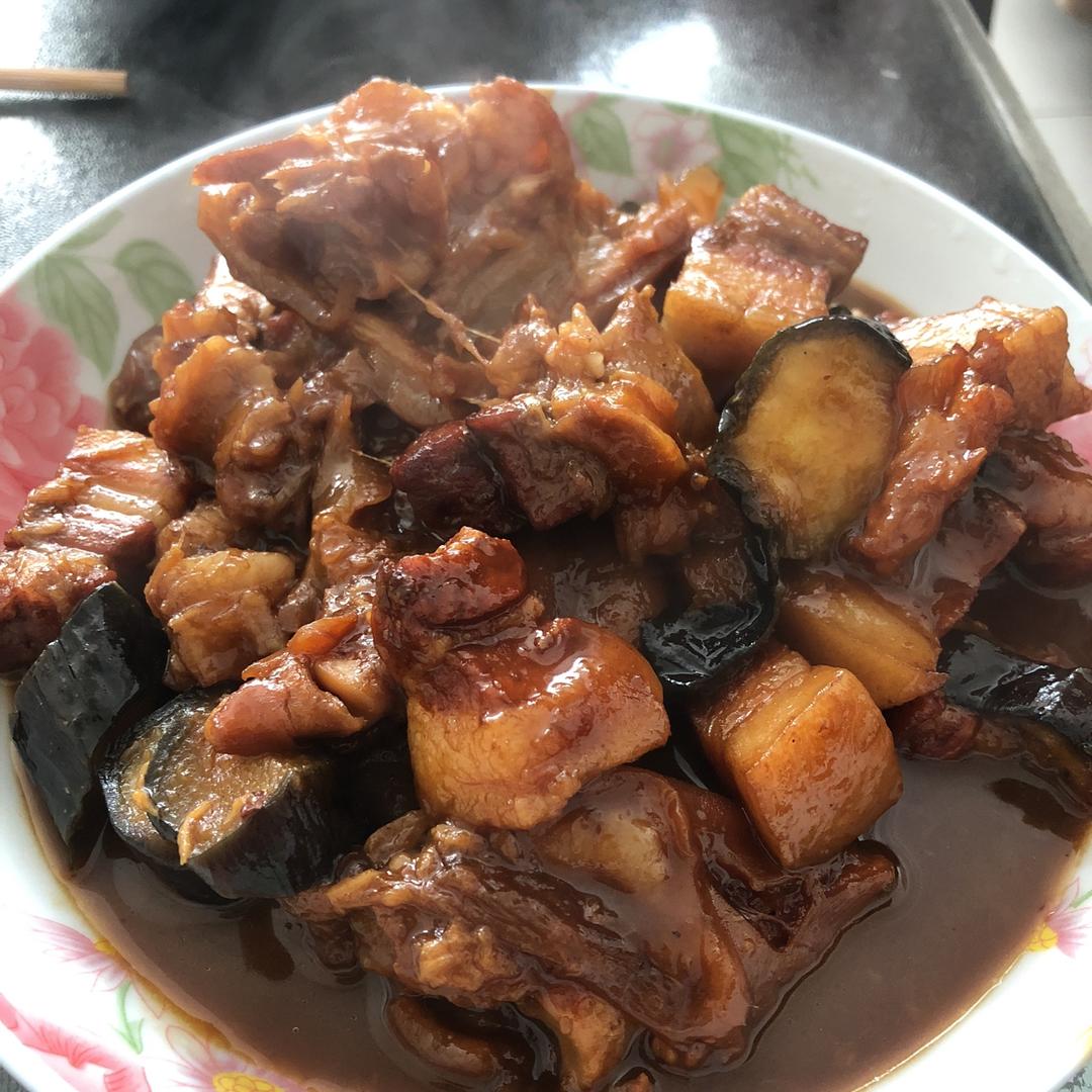 吃着碗里望着锅里的红烧肉