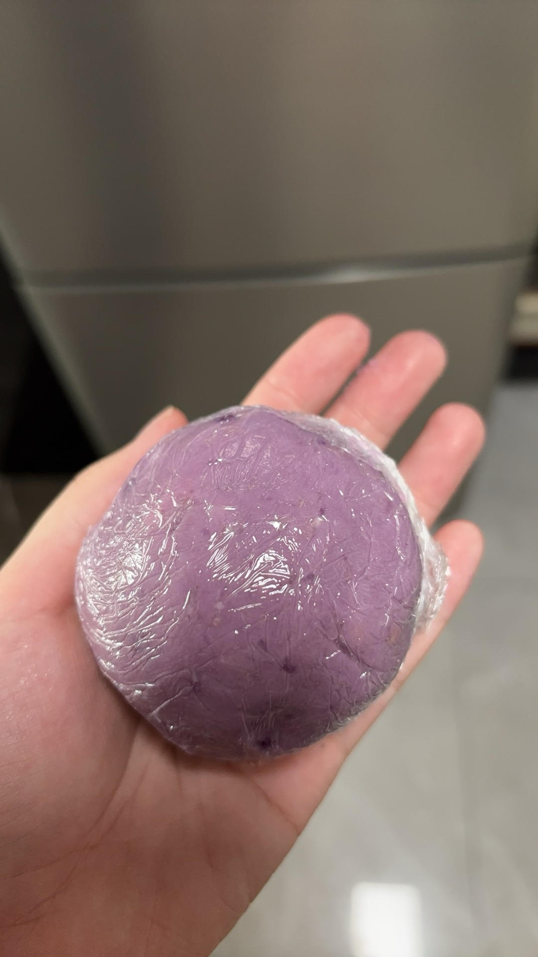 一口封神的芋泥奶酪球