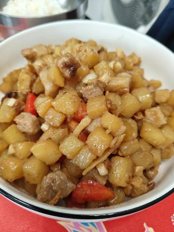 超级好吃简单的土豆丁炒肉