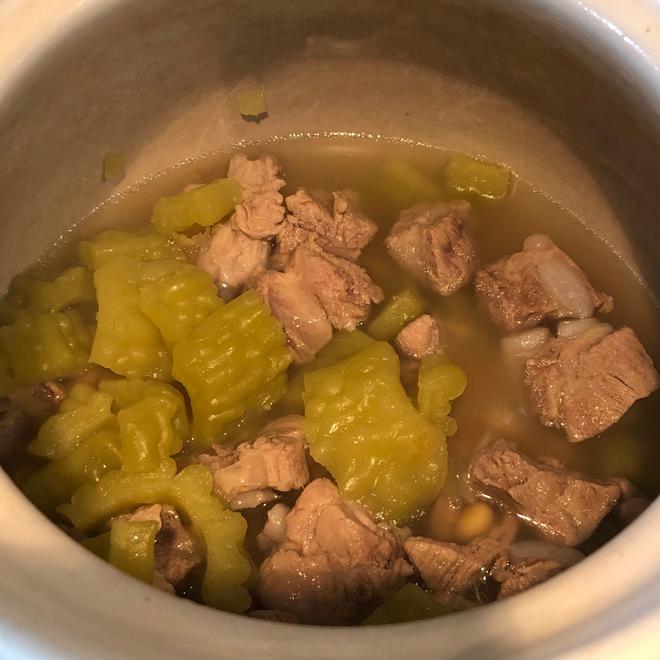 清热解毒黄豆苦瓜排骨汤的做法