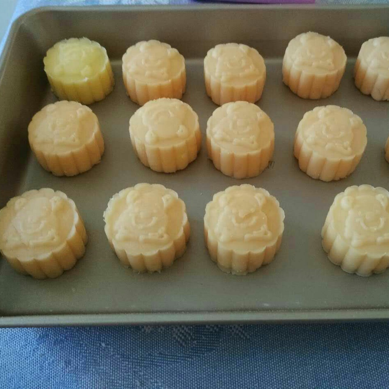 椰香芝士奶黄冰皮月饼