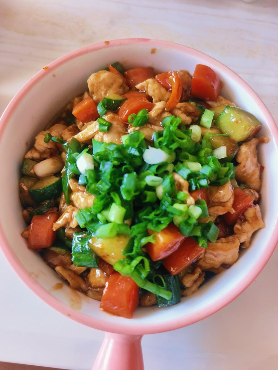 家常快手宫保鸡丁，小朋友也能吃的微辣版，小白也能复刻95%形似，90%味道！