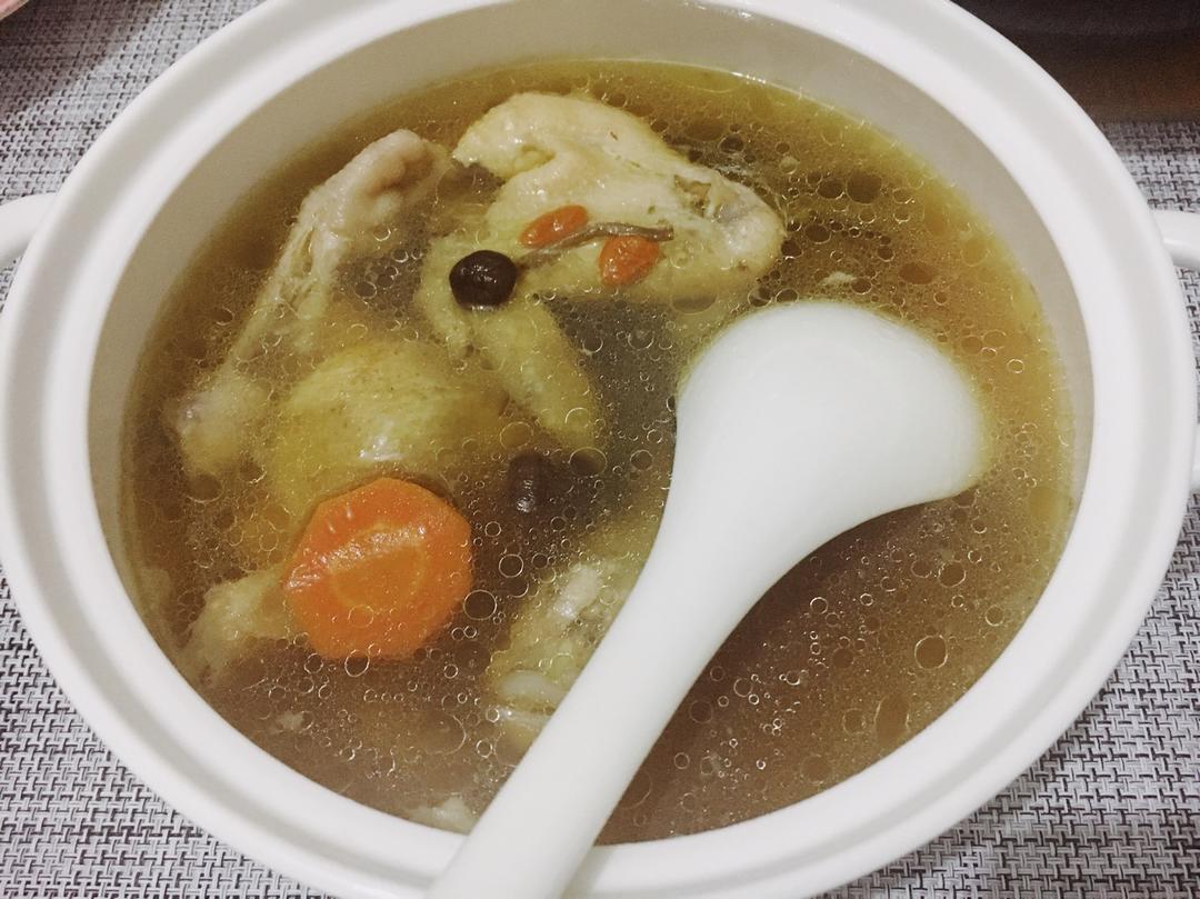 红枣枸杞桂圆炖鸡