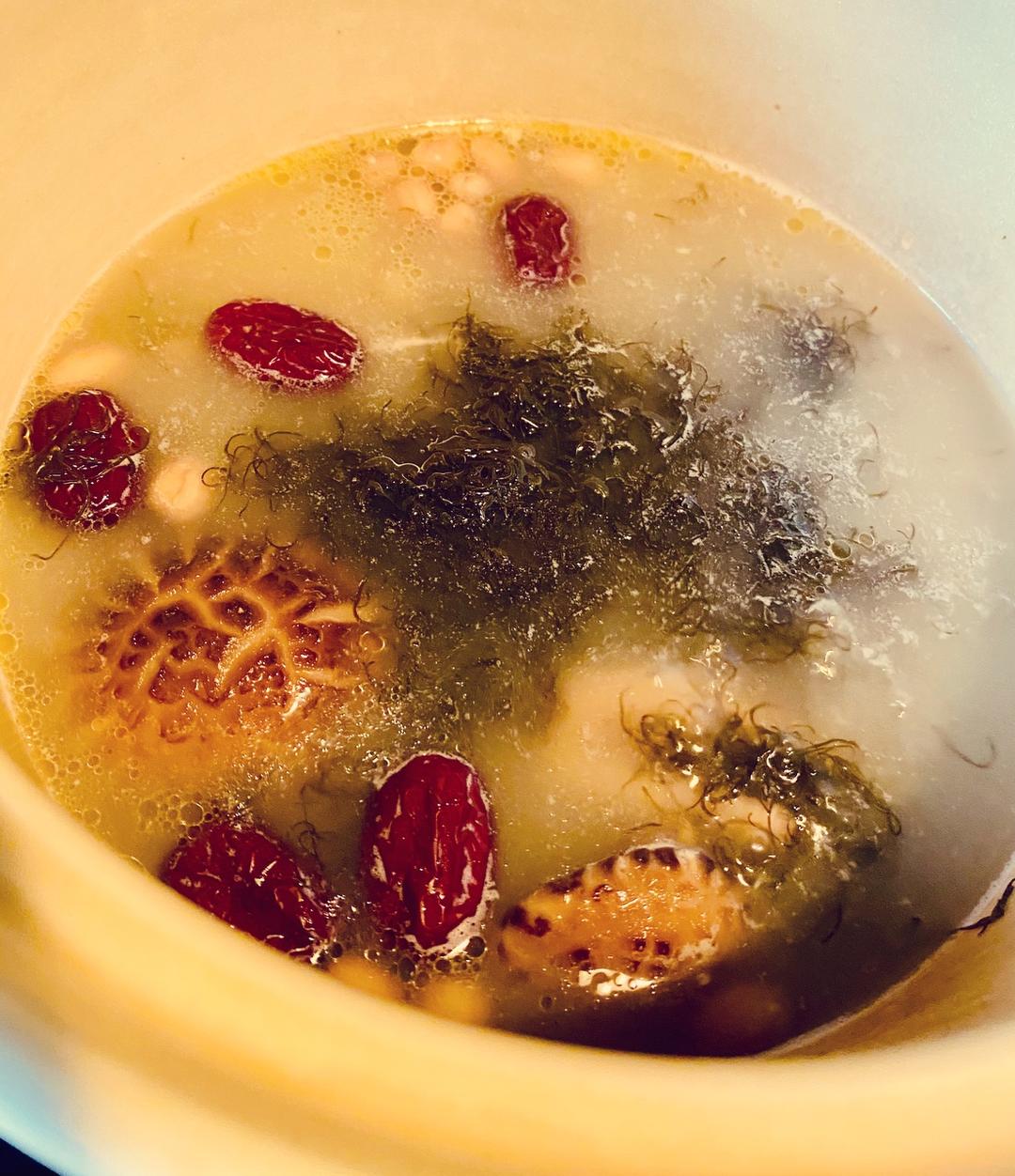 眉豆花生鸡脚发菜汤的做法