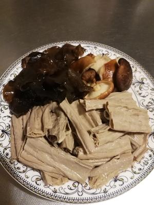 野生香菇木耳烩黑豆腐竹的做法 步骤2