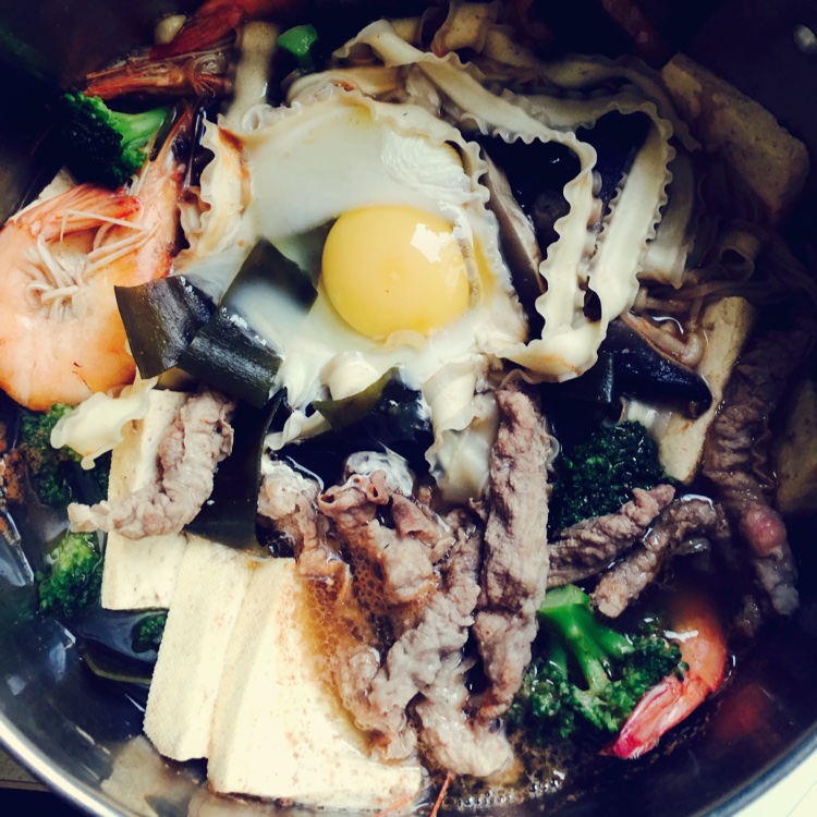 大雪天的牛肉寿喜乌冬锅