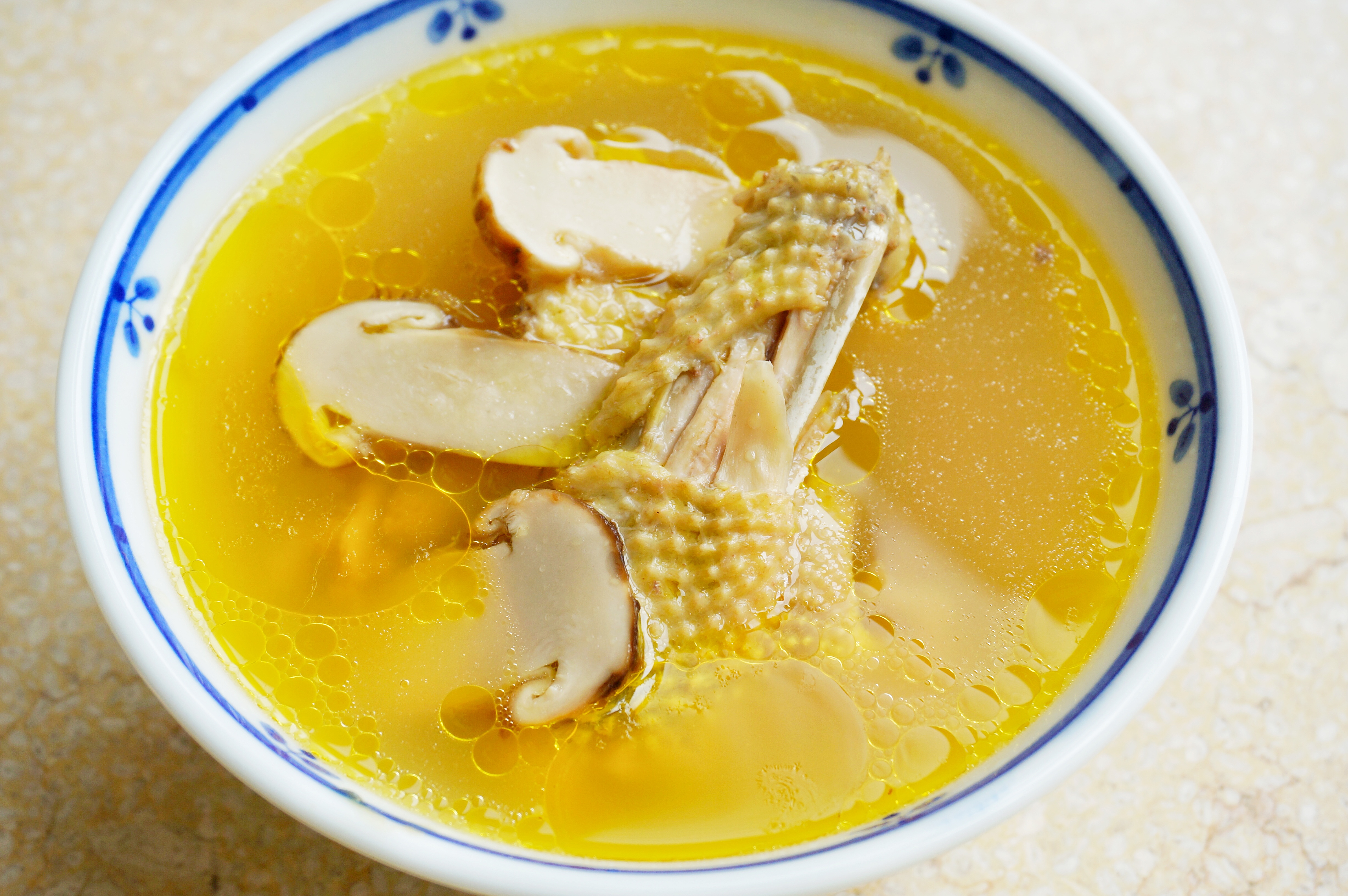 松茸炖鸡汤的做法