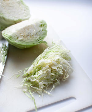 盐渍卷心菜沙拉-爽口快手菜-禁欲系日式料理，巧用盐烹煮食物的做法 步骤1