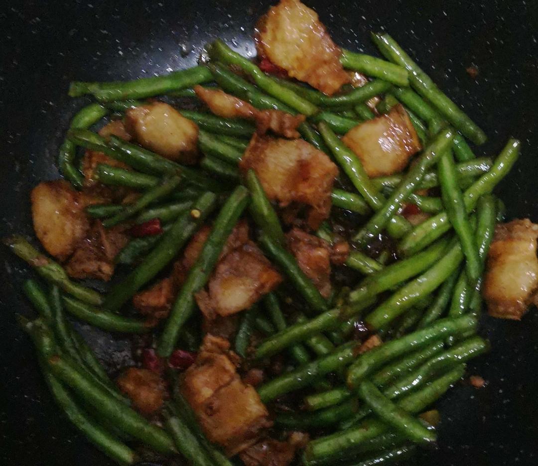 家常菜五花肉炒豆角（铁锅炒，味更香！）