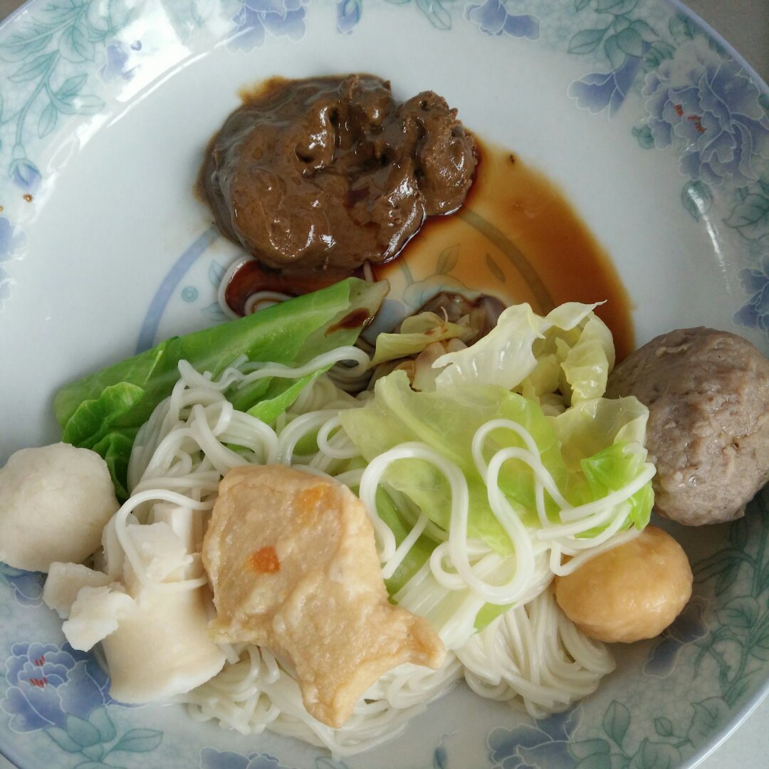 凉拌青菜丸子面