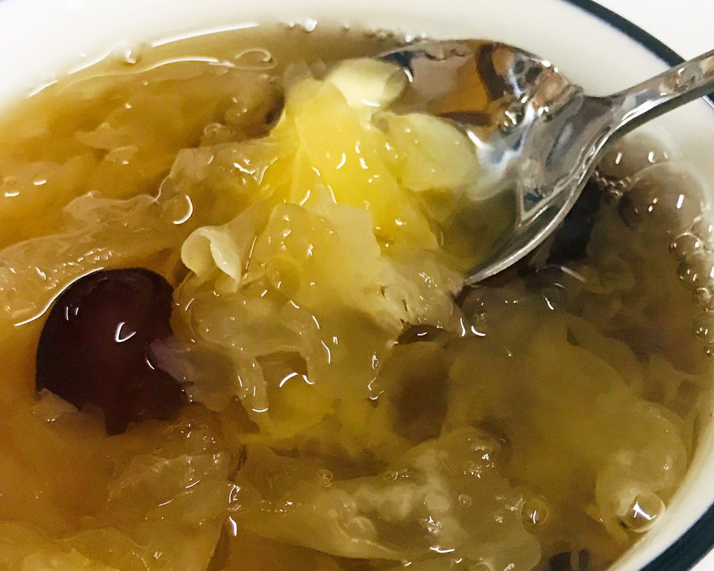 满满的一碗美容好物——银耳桃胶雪燕汤