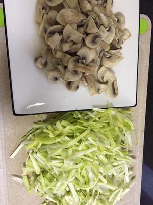 韭黄炒蘑菇简单又下饭的做法 步骤3