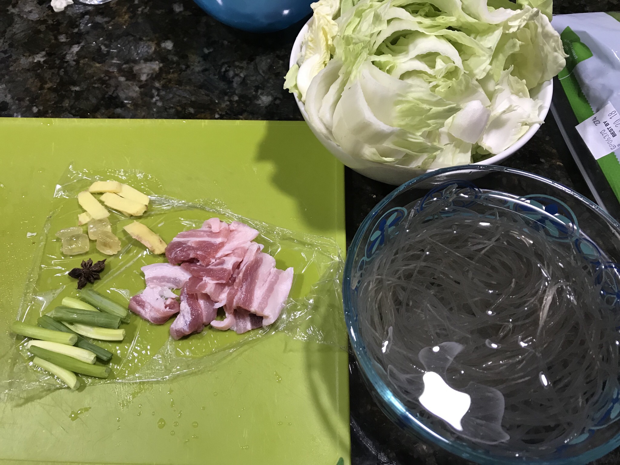 白菜猪肉炖粉条的做法 步骤1