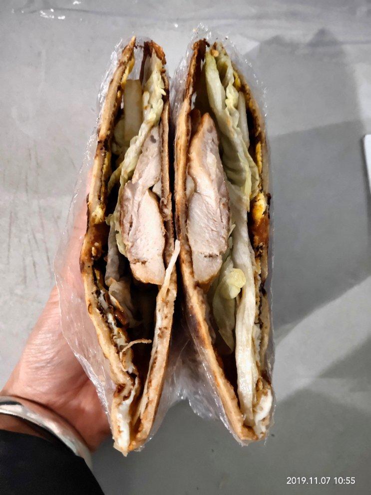 健身轻食：纯全麦粉鸡蛋饼卷鸡胸肉