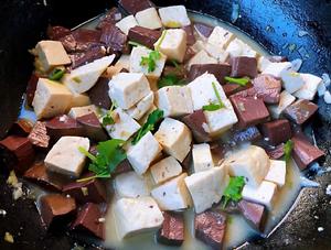 猪血炖豆腐的做法 步骤10