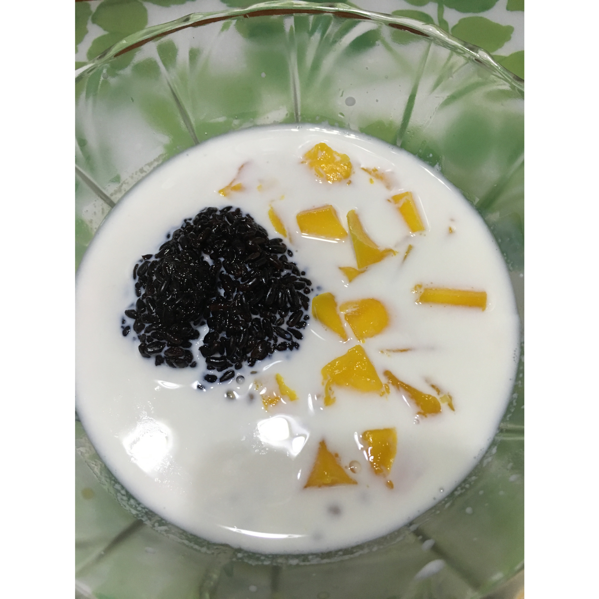 dxh_yi03做的在家自制满记甜品--芒果椰汁黑糯米